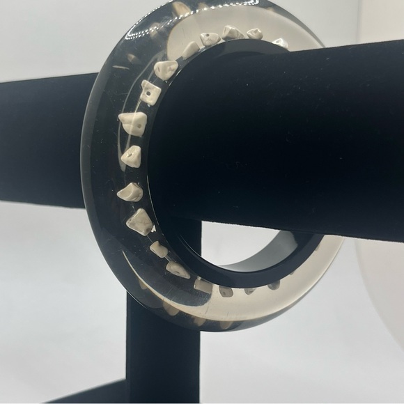 Vintage Lucite Bangle Bracelet Embedded Chips Statement. Very rare find - Picture 2 of 8